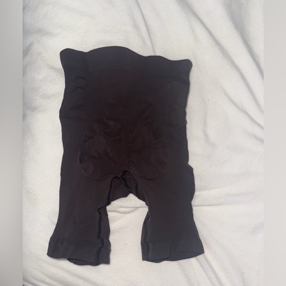 SKIMS Black Shapewear Shorts - Picture 4 of 4